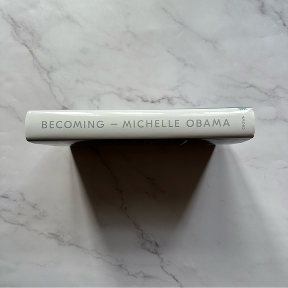 NWOT Becoming (by Michelle Obama) Hardcover Book - Picture 4 of 9